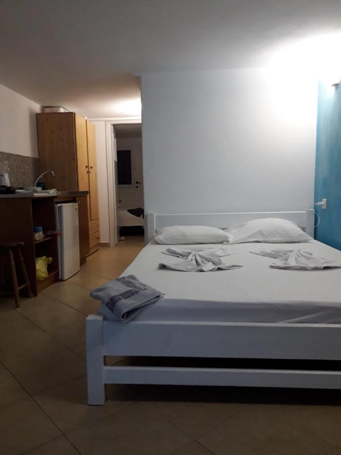 Sofia Studios Agia Anna  Luaran gambar